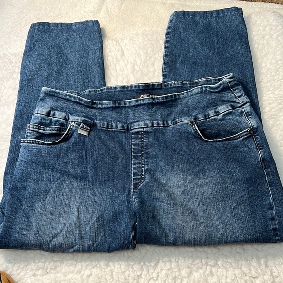 Lisette Pullon Capris with shortened hems and Pearl embellishment. Size 16. - Picture 1 of 6
